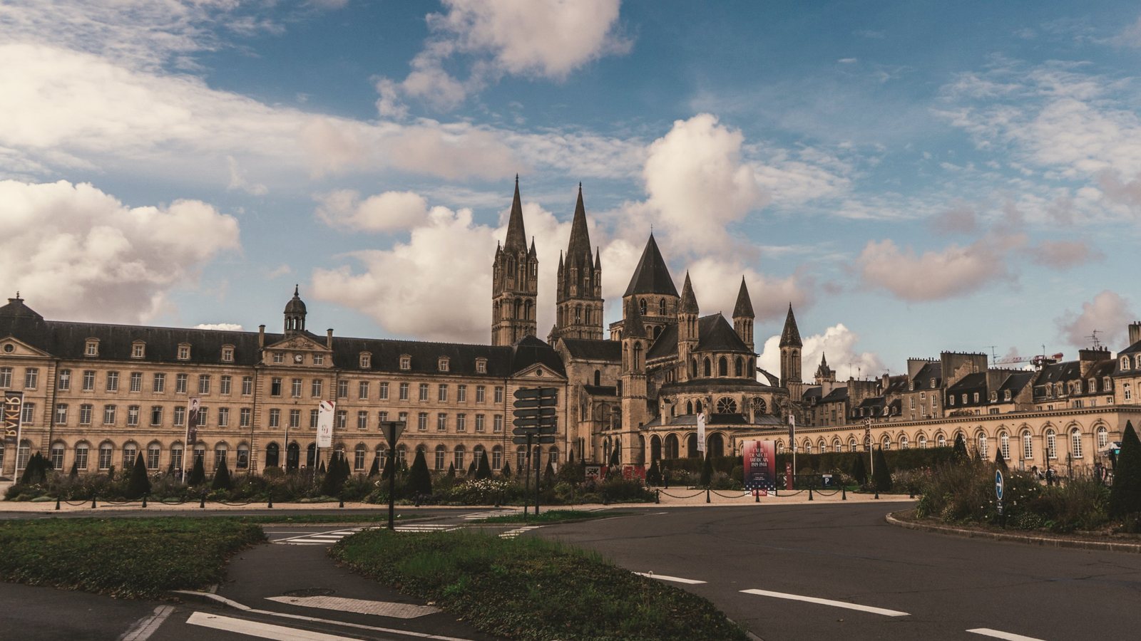 L'Abbaye aux Hommes et l'hôtel de ville de Caen