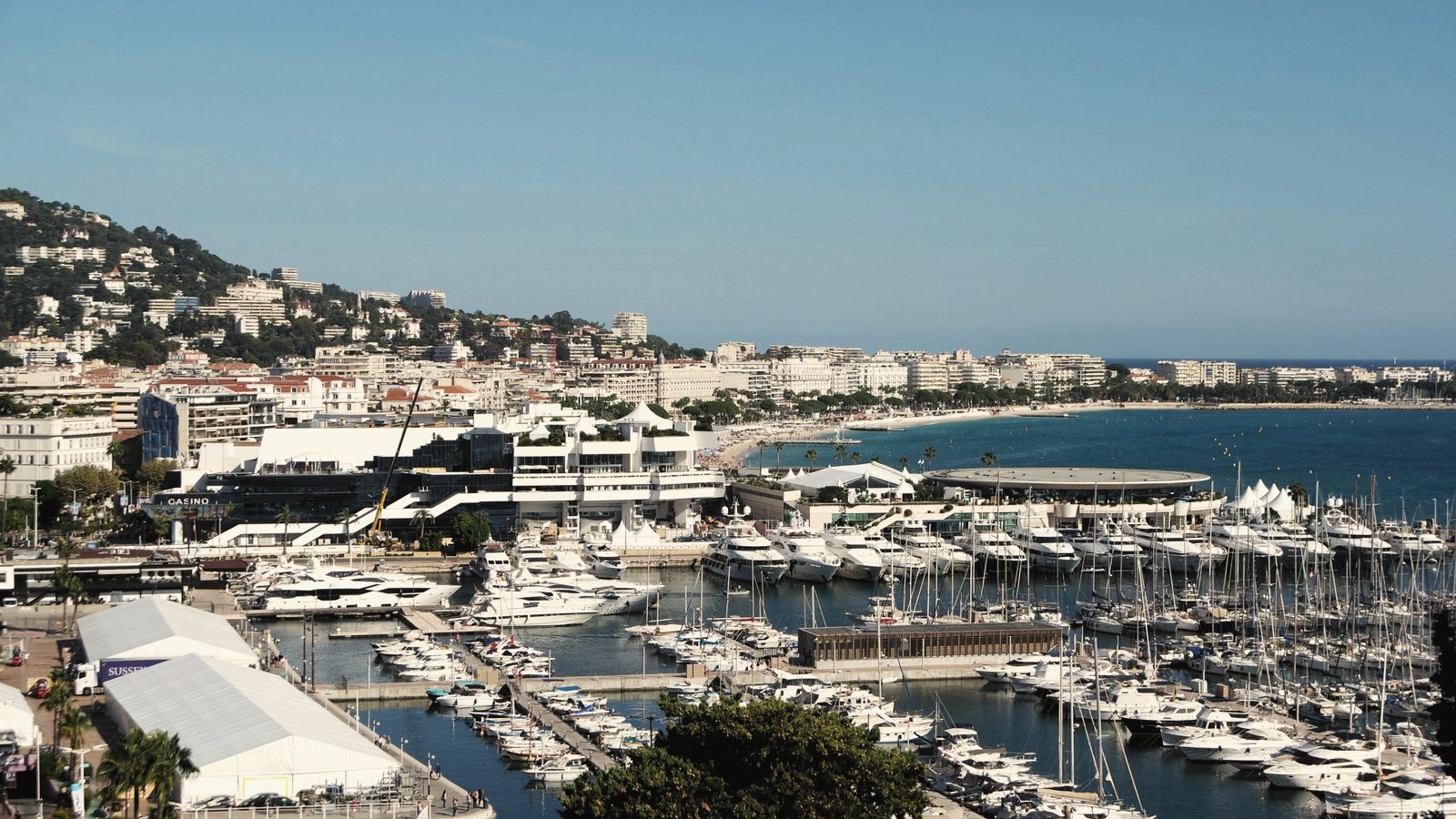 La baie de Cannes et le port