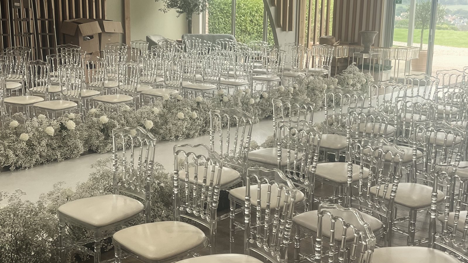 Salle de cérémonie décorée de gypsophile