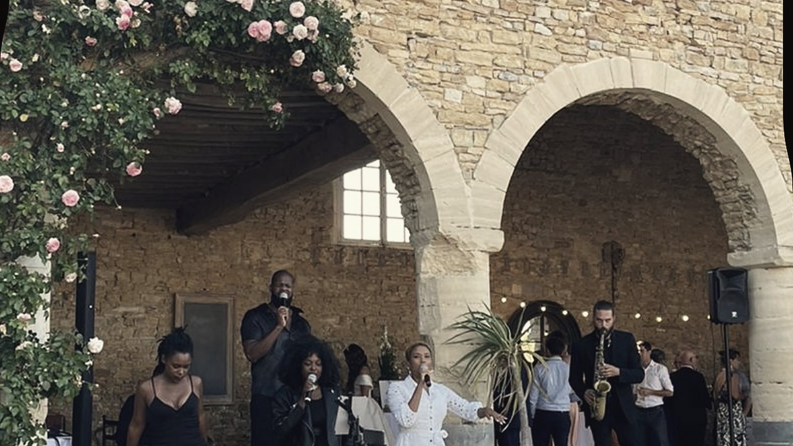 Chanteuses en live sous les arcades d'une demeure en pierre