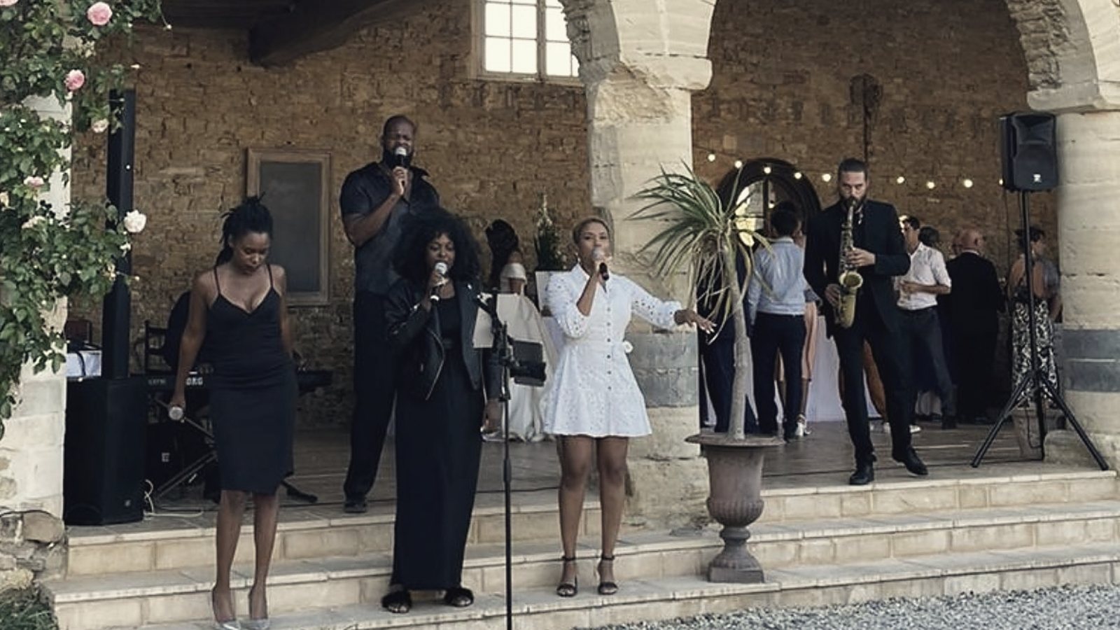 Chanteuses et saxophoniste en live au cocktail