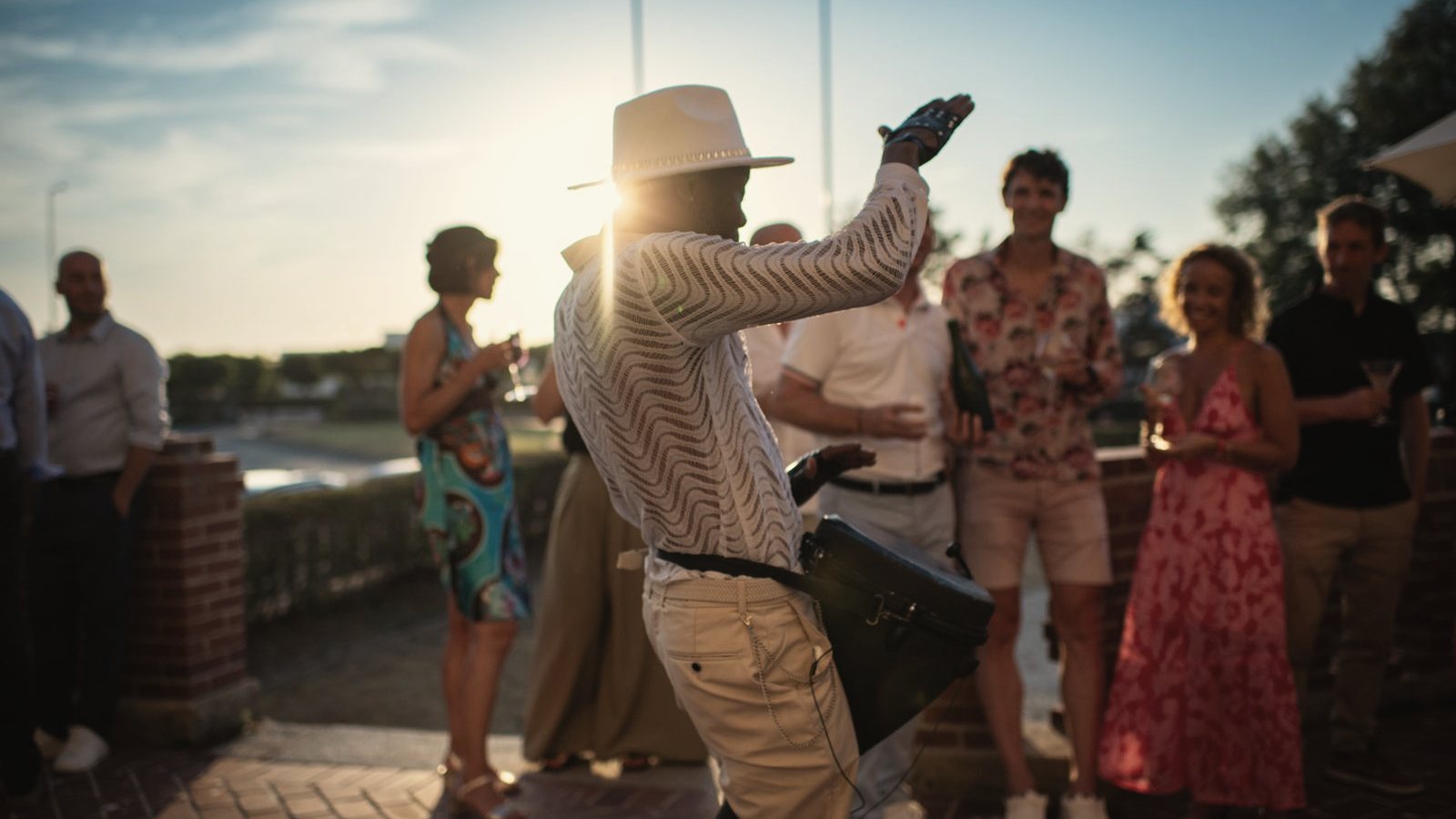 Invités dansant au coucher du soleil