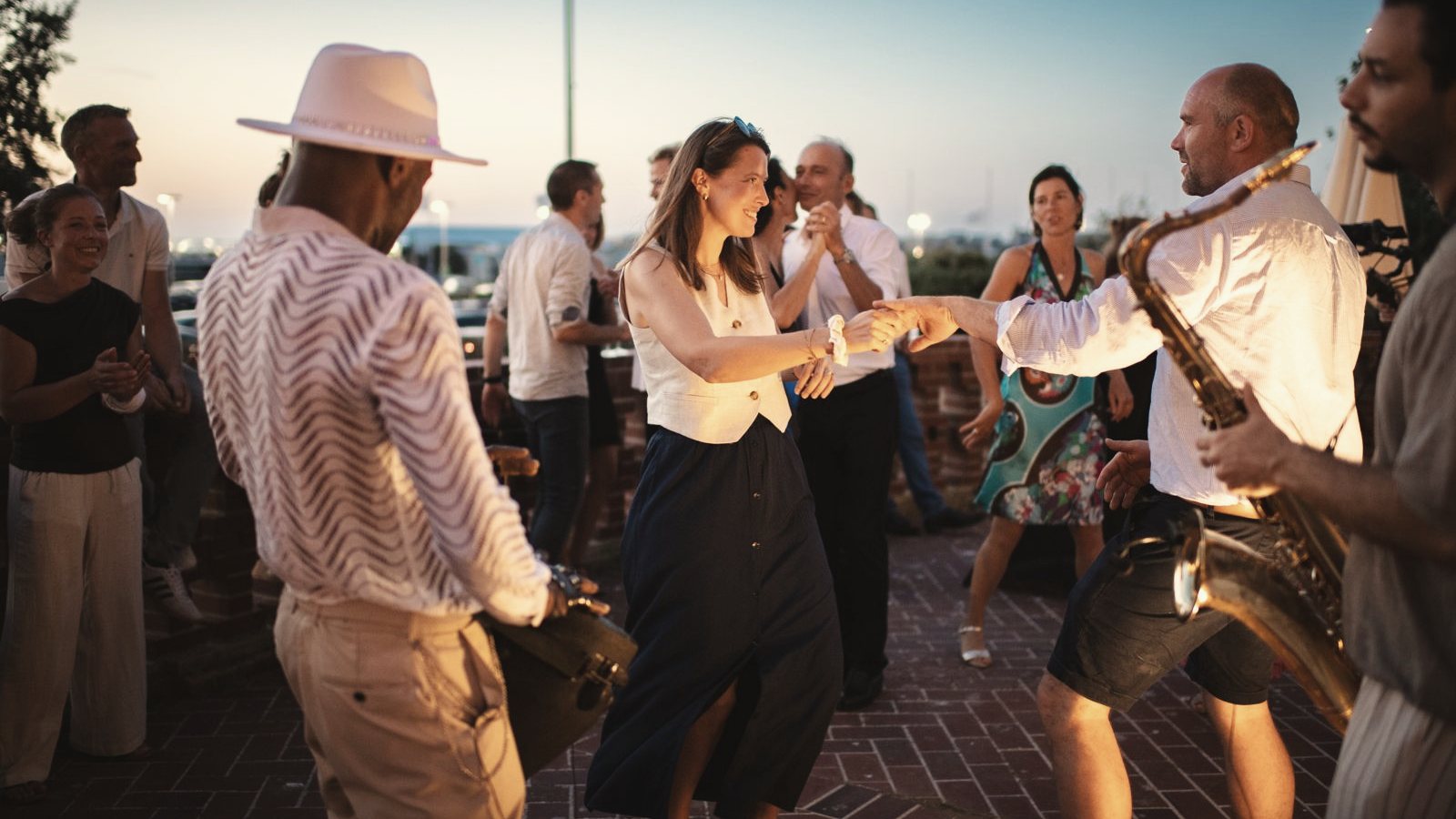 Saxophoniste au milieu des invités