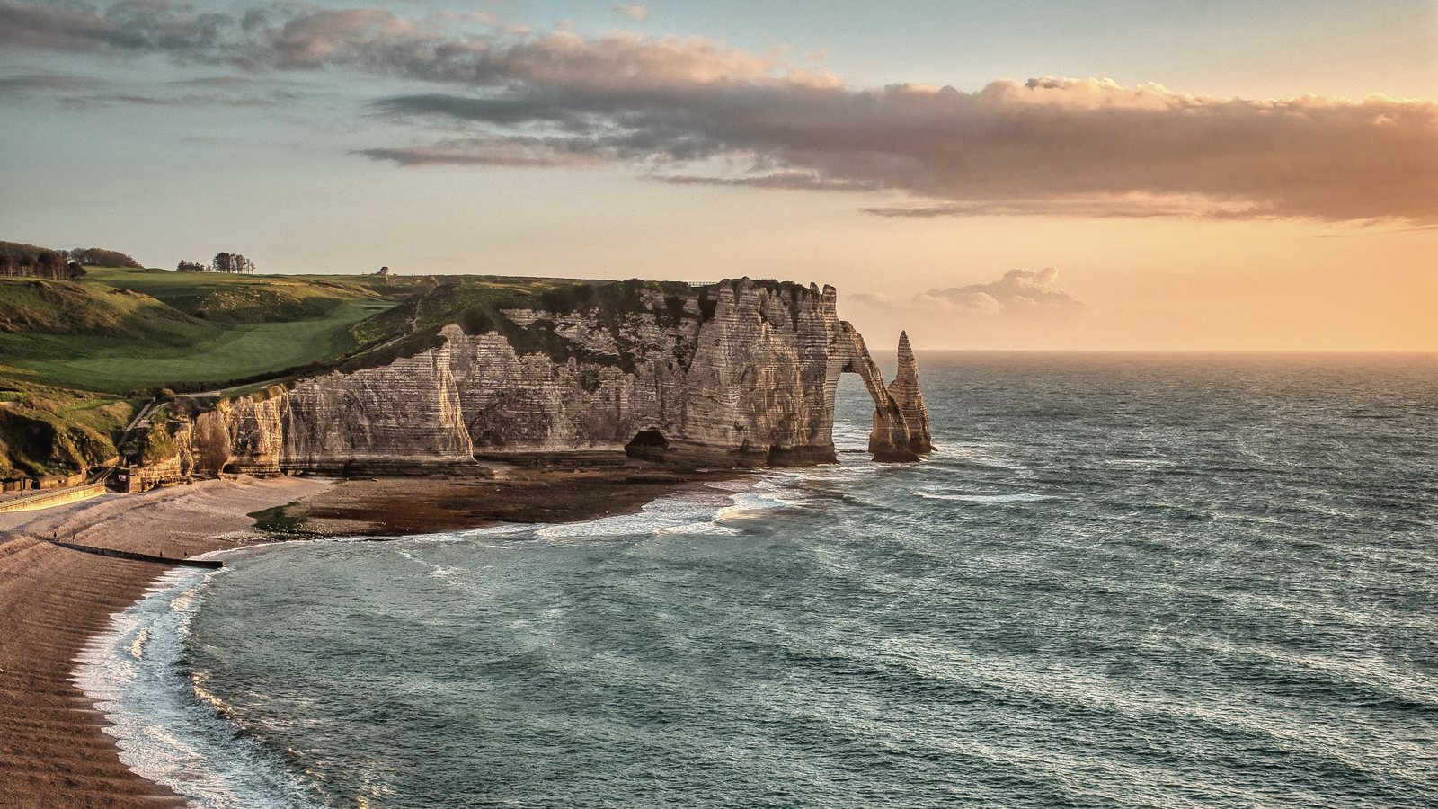 Les falaises d'Étretat au coucher du soleil