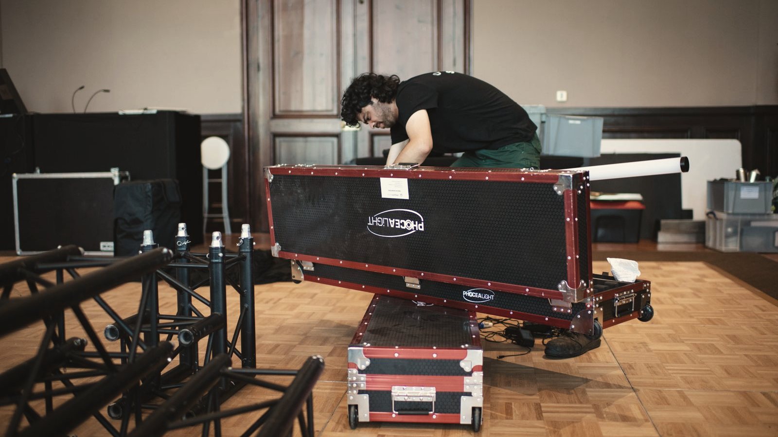 Déchargement du matériel en flight-case