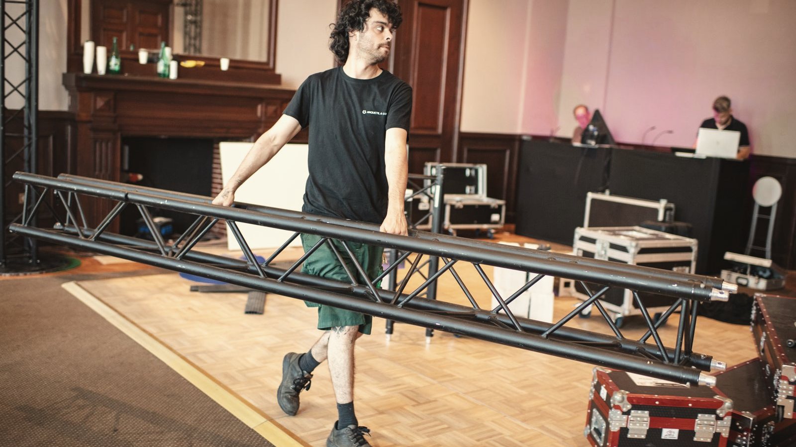 Deux techniciens portent le pont lumière