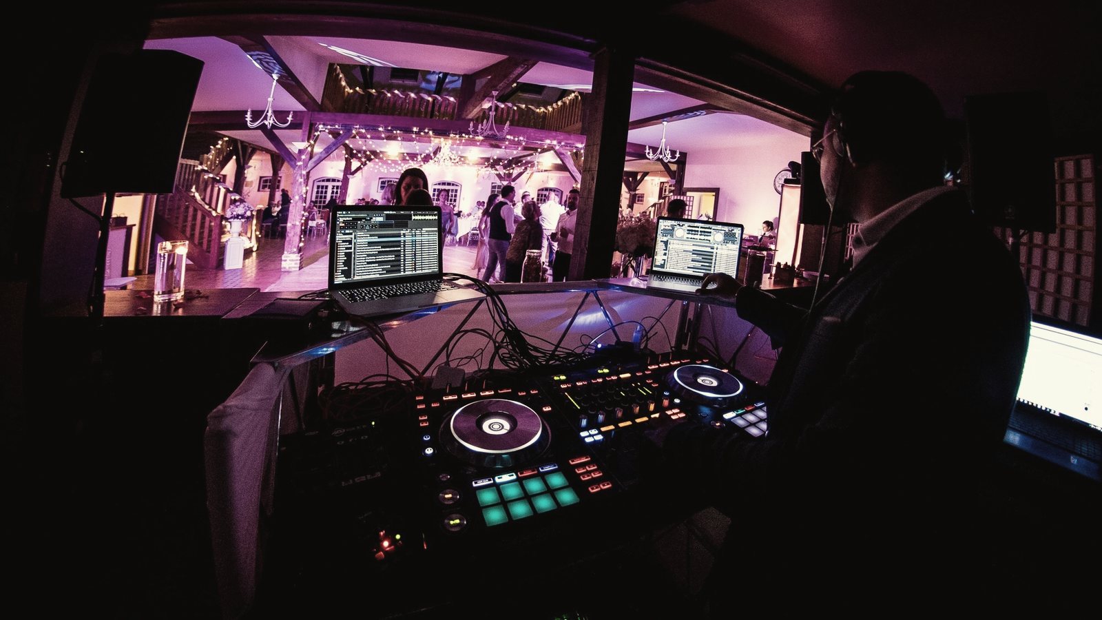 La régie DJ face à la salle de réception