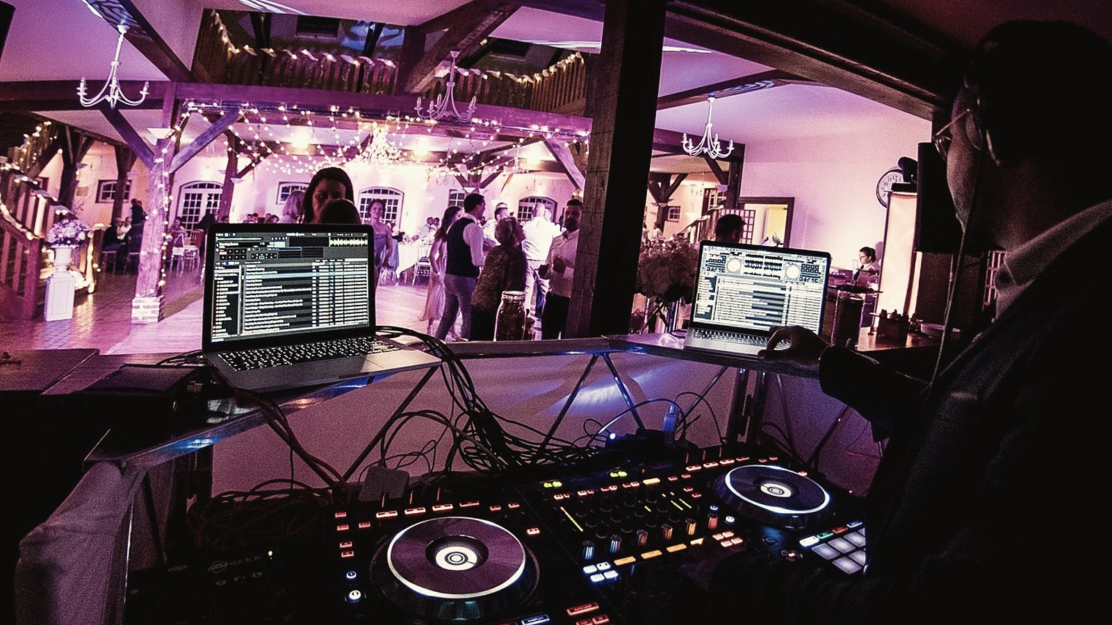 Régie DJ et playlist à l'écran, la piste en fond