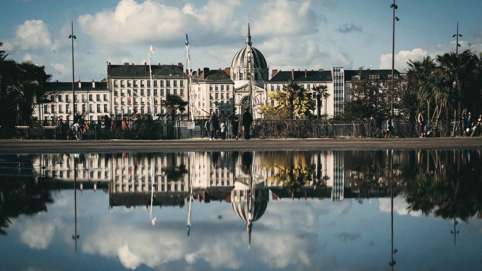 Les quais de Nantes et le dôme de Notre-Dame-de-Bon-Port
