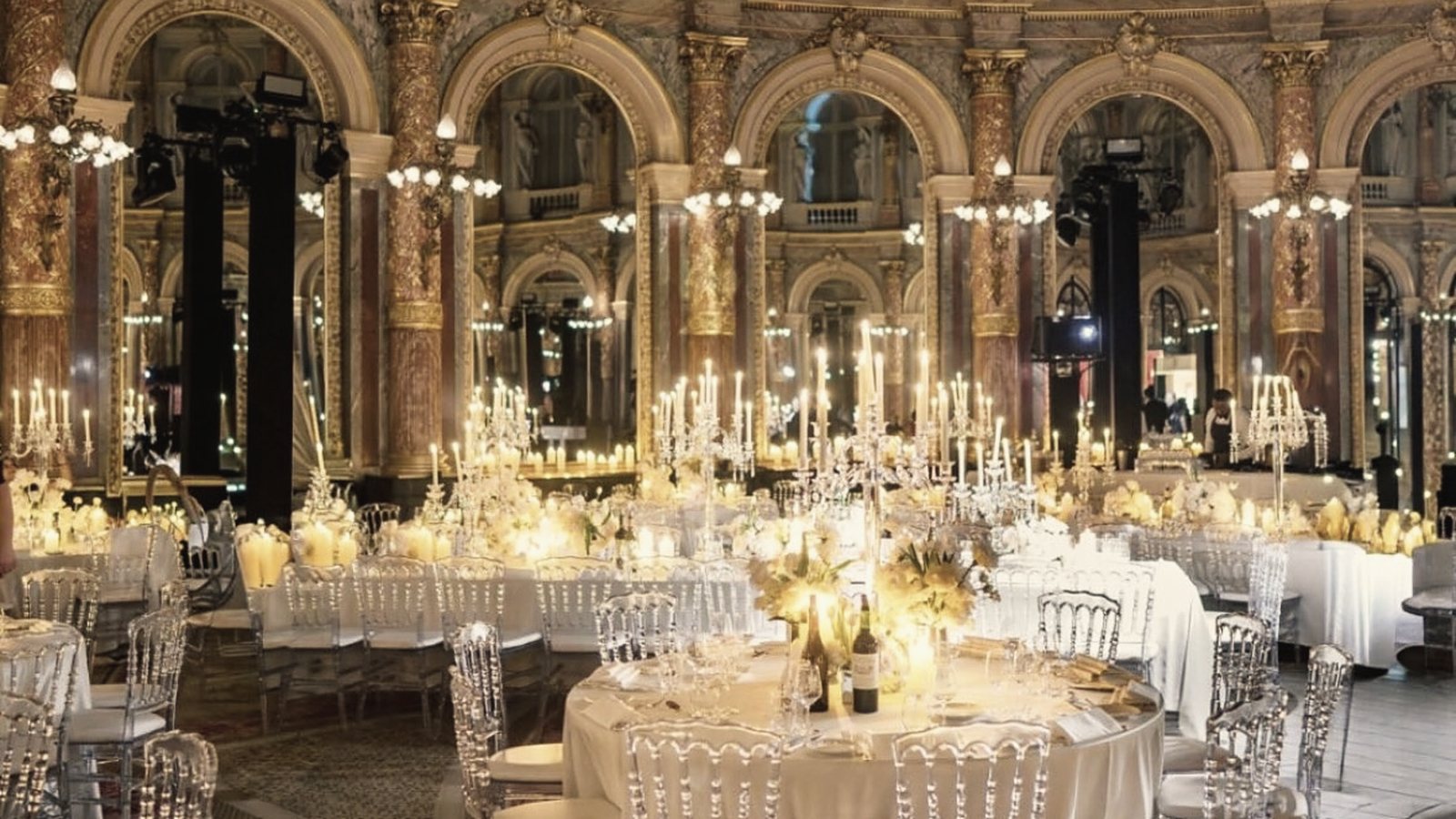 Dîner de gala aux chandelles dans un salon parisien