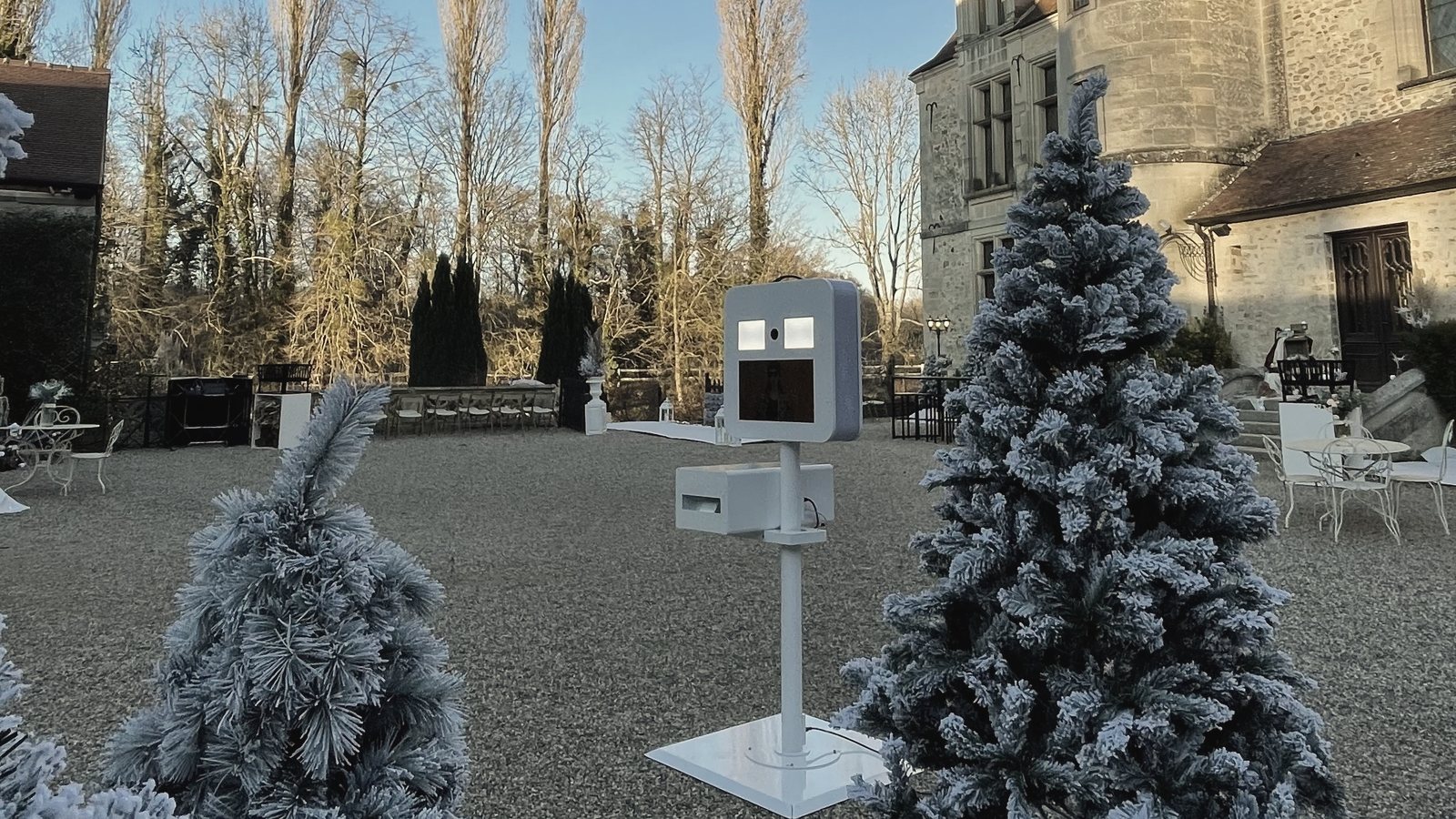 Borne photo dans la cour d'un château en hiver