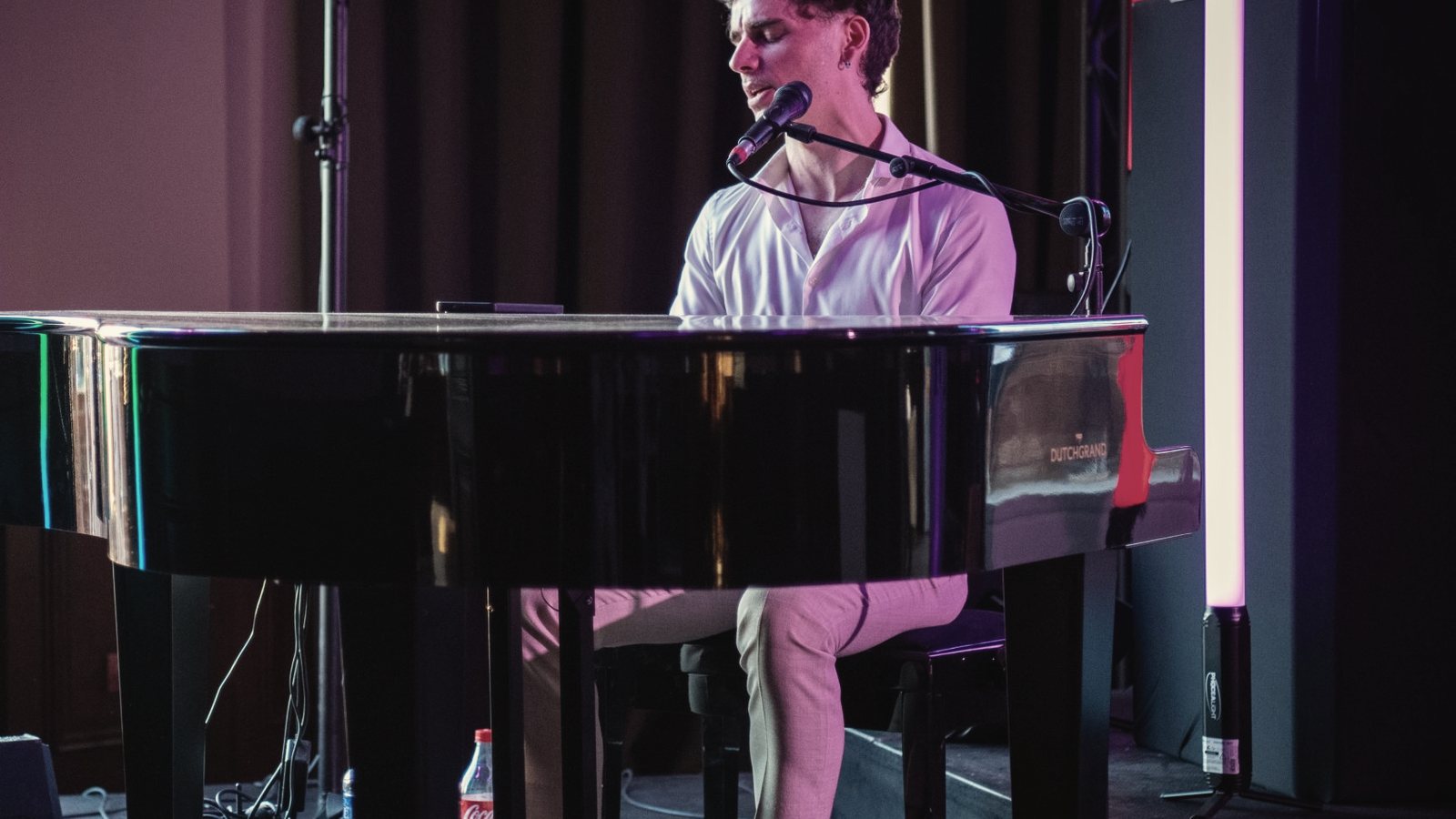 Pianiste-chanteur au piano à queue