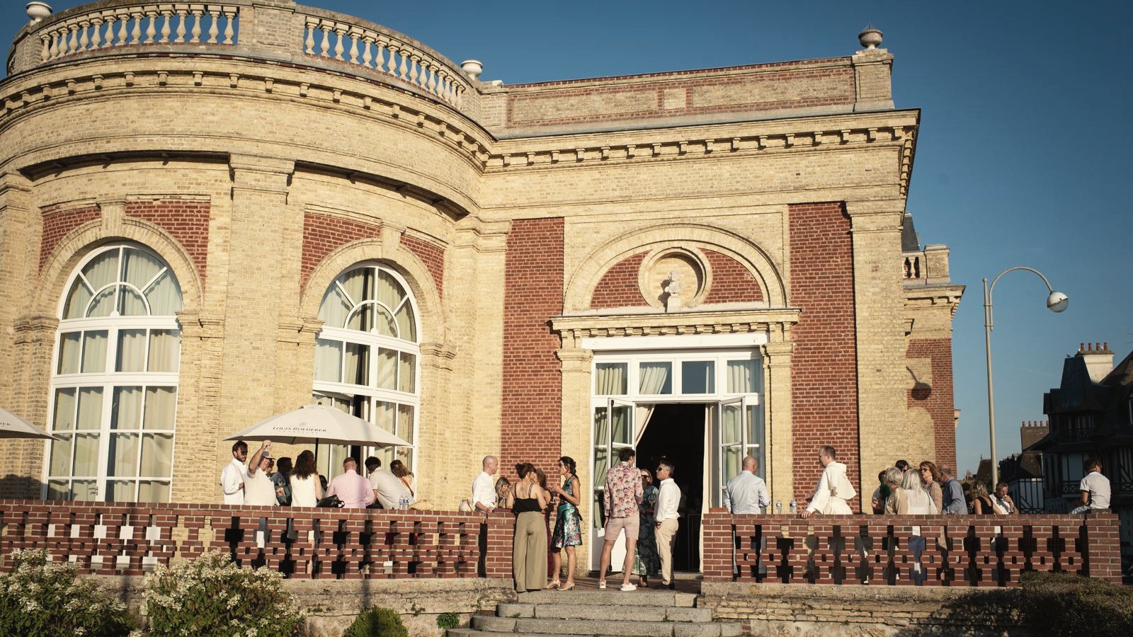 Villa de réception à Deauville, invités en terrasse
