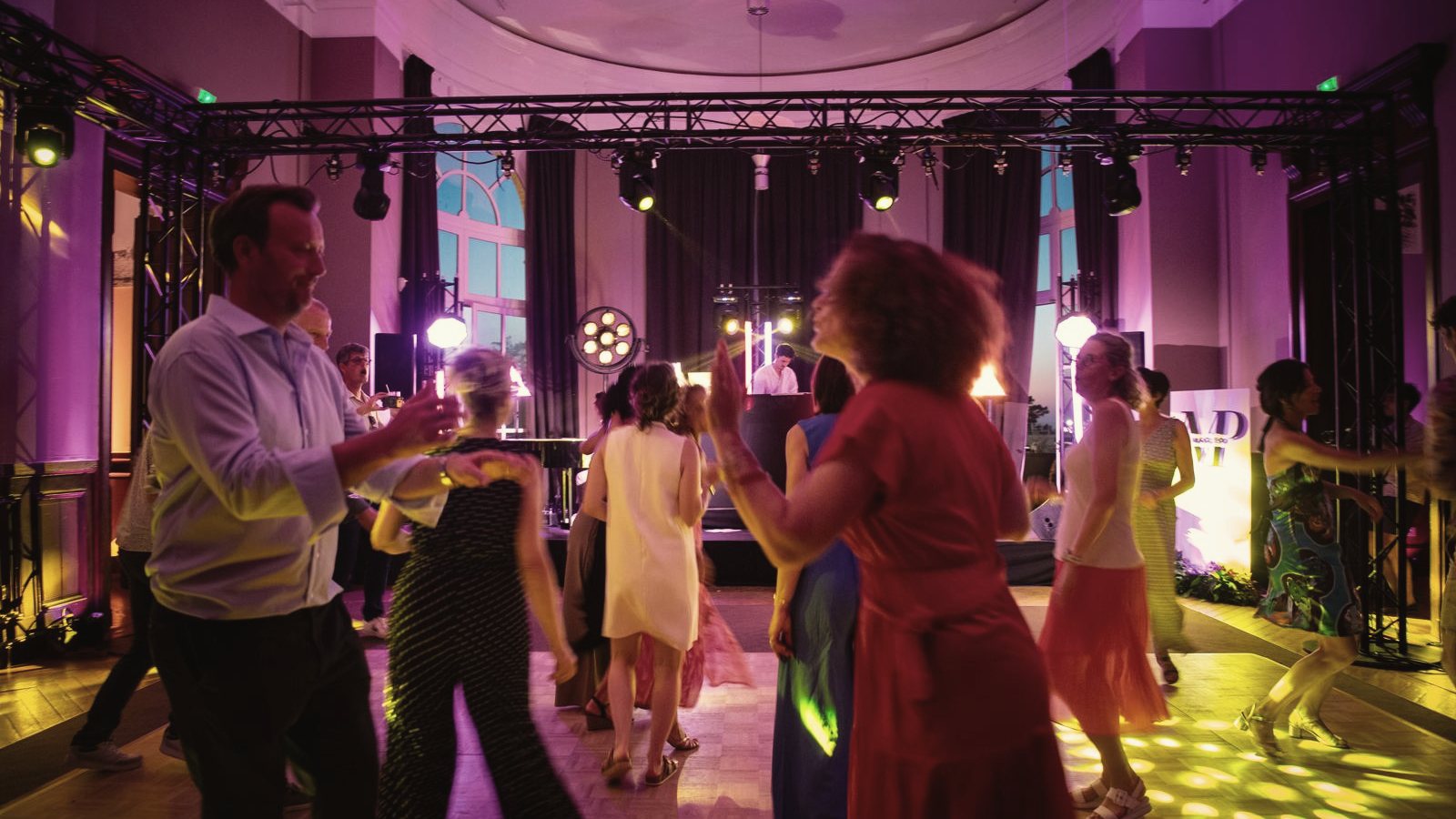Piste de danse en pleine soirée