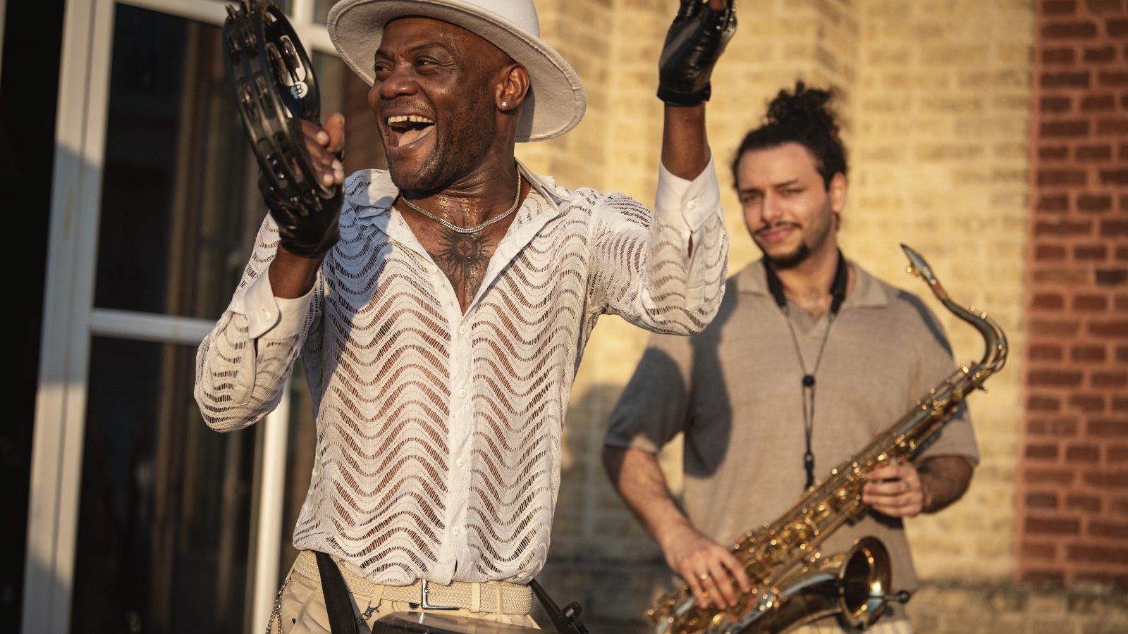 Chanteur et saxophoniste au cocktail