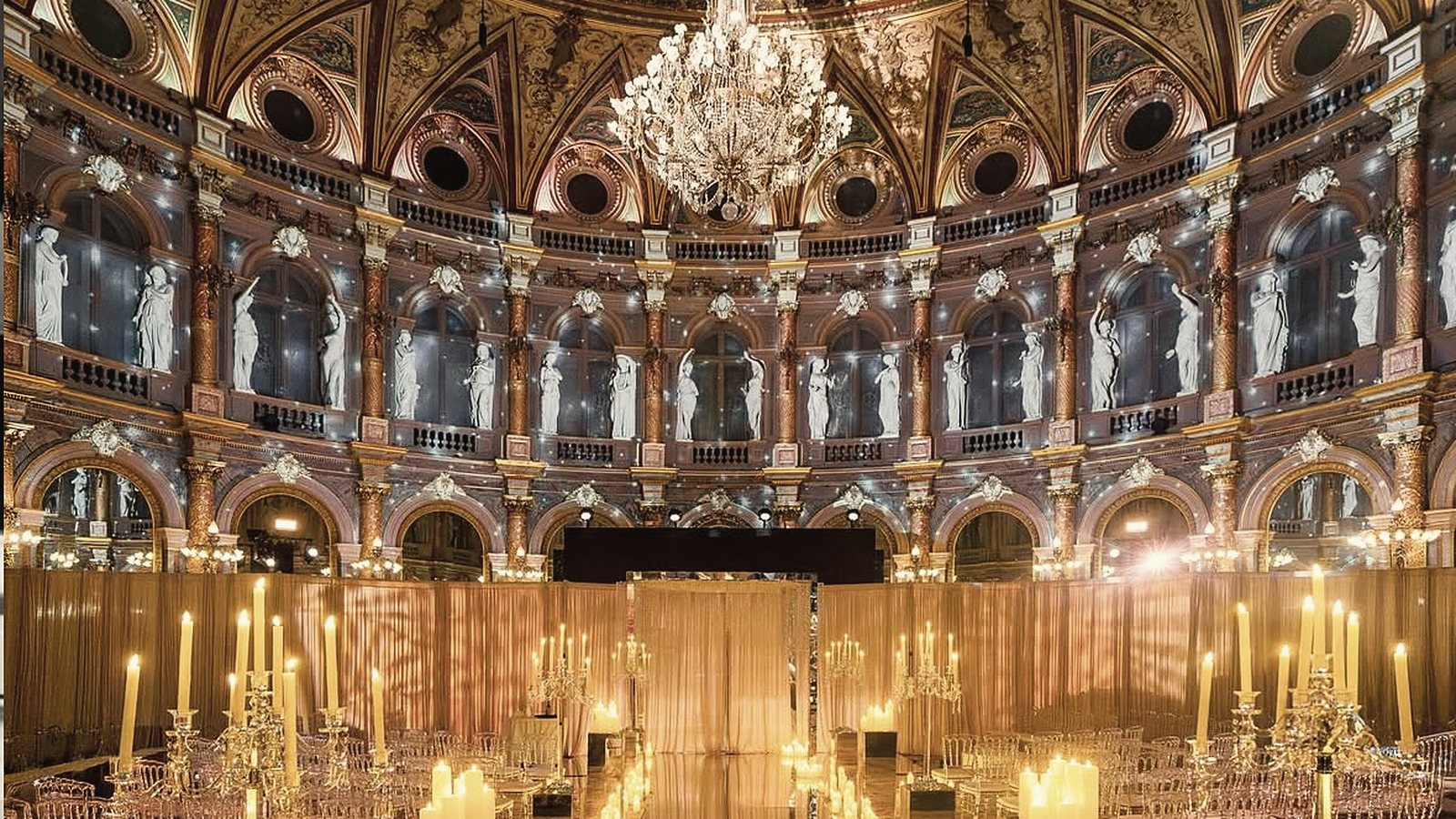 Cérémonie aux chandelles sous une coupole à Paris