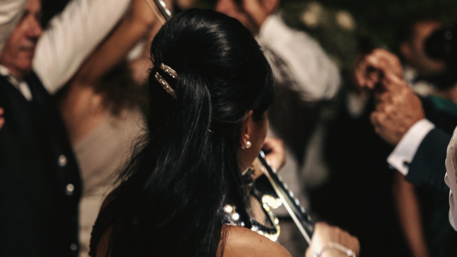 Violoniste au milieu des invités sur la piste