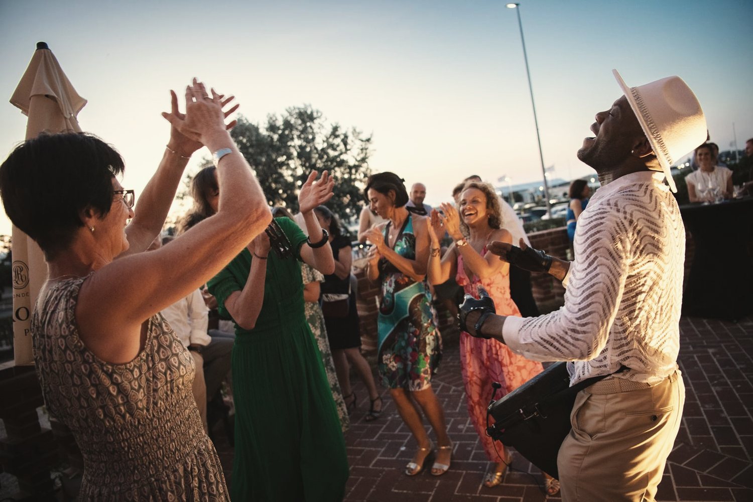 Invités dansant en terrasse au crépuscule
