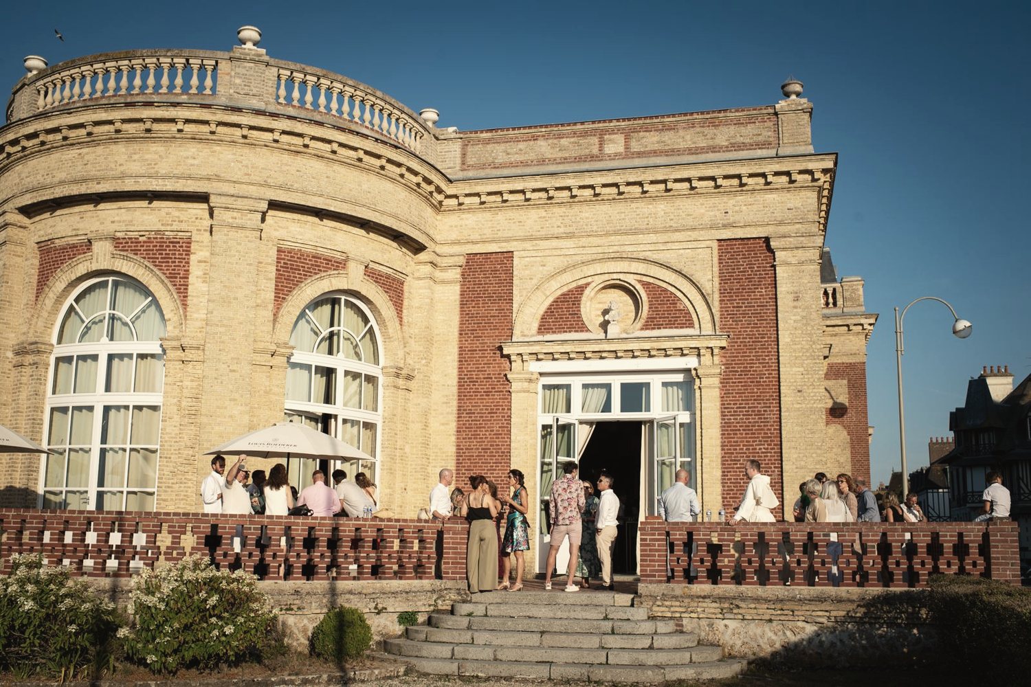 Villa de réception à Deauville, invités en terrasse