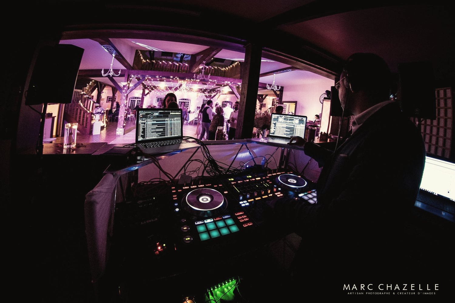 La régie DJ face à la salle de réception