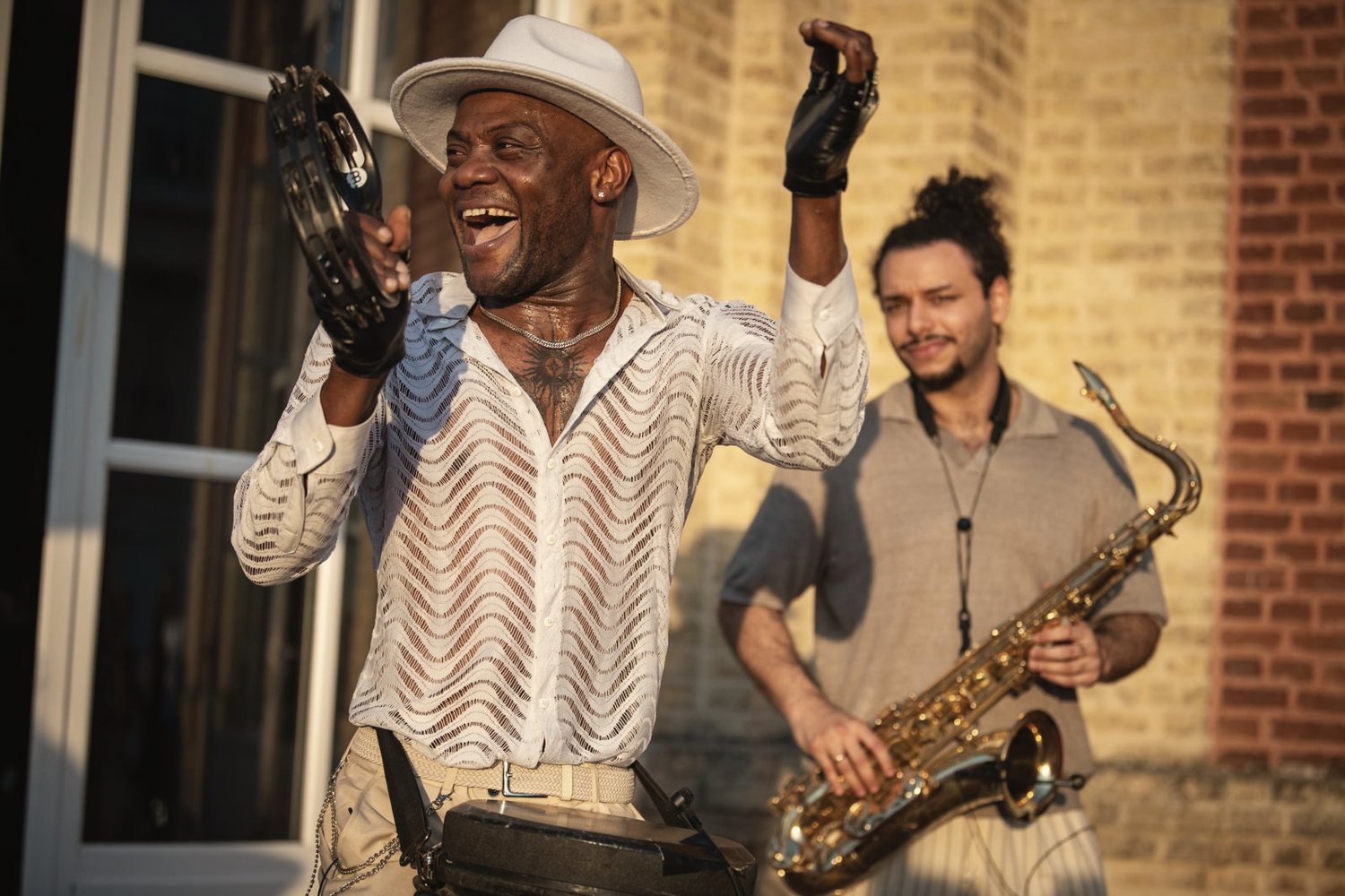 Chanteur et saxophoniste au cocktail