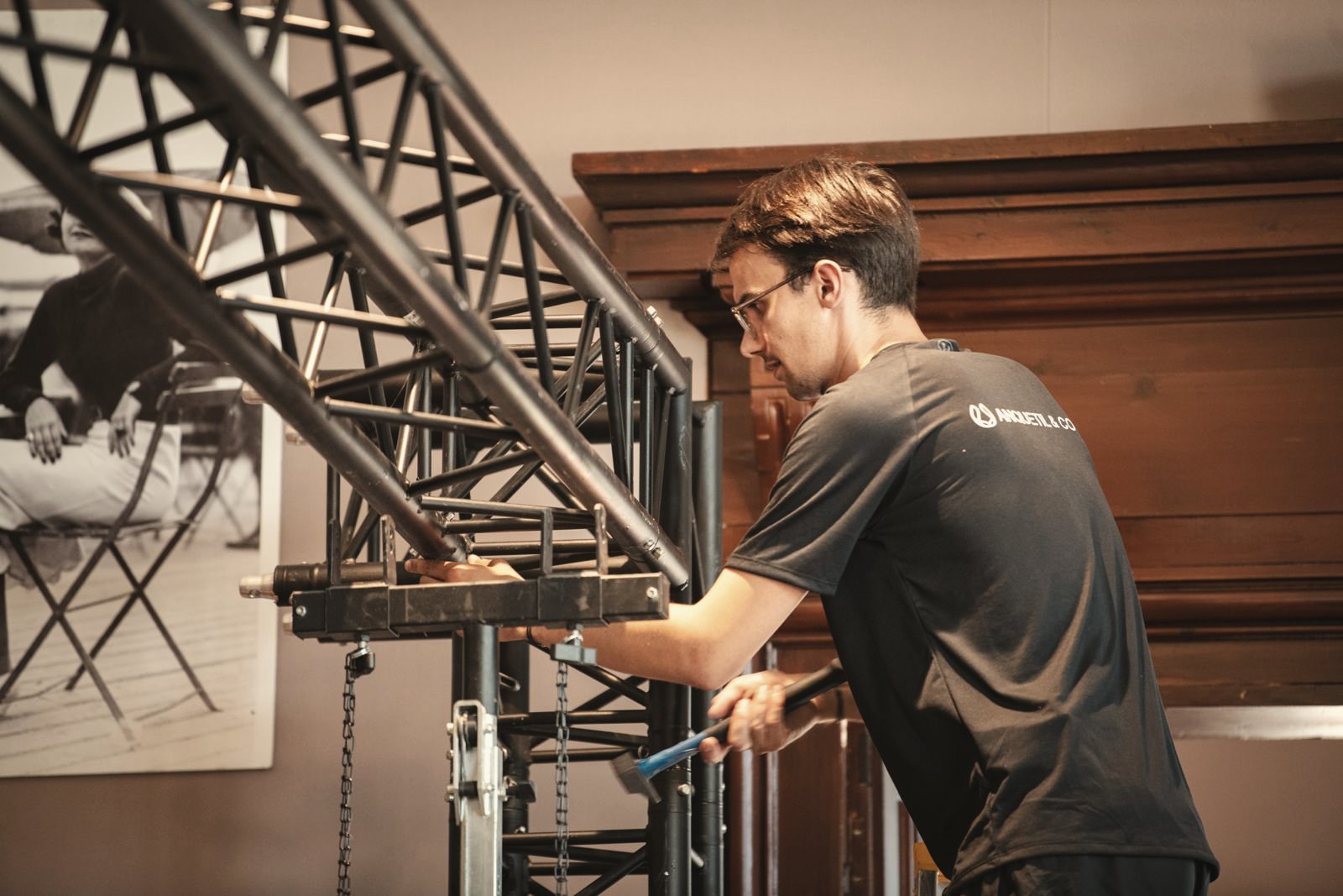 L’équipe Anquetil and Co assemble le pont lumière