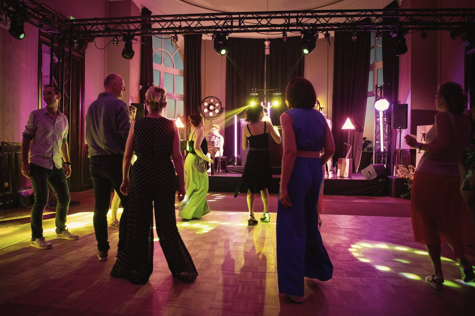 Piste de danse pleine en fin de soirée de mariage