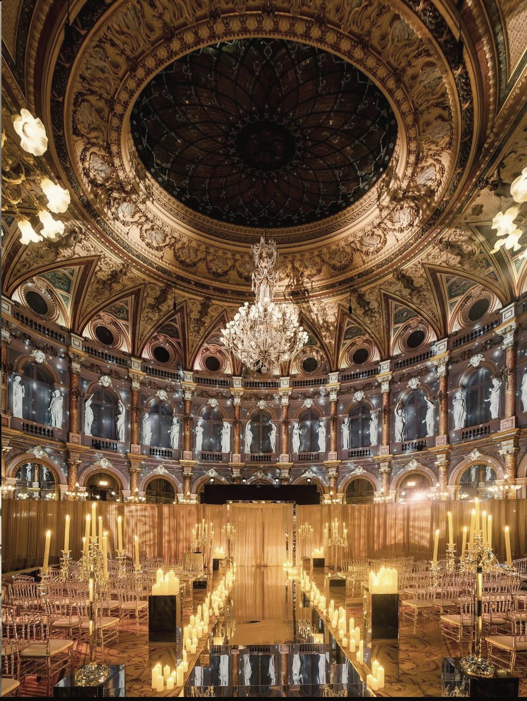 Cérémonie aux chandelles sous une coupole, salon historique parisien